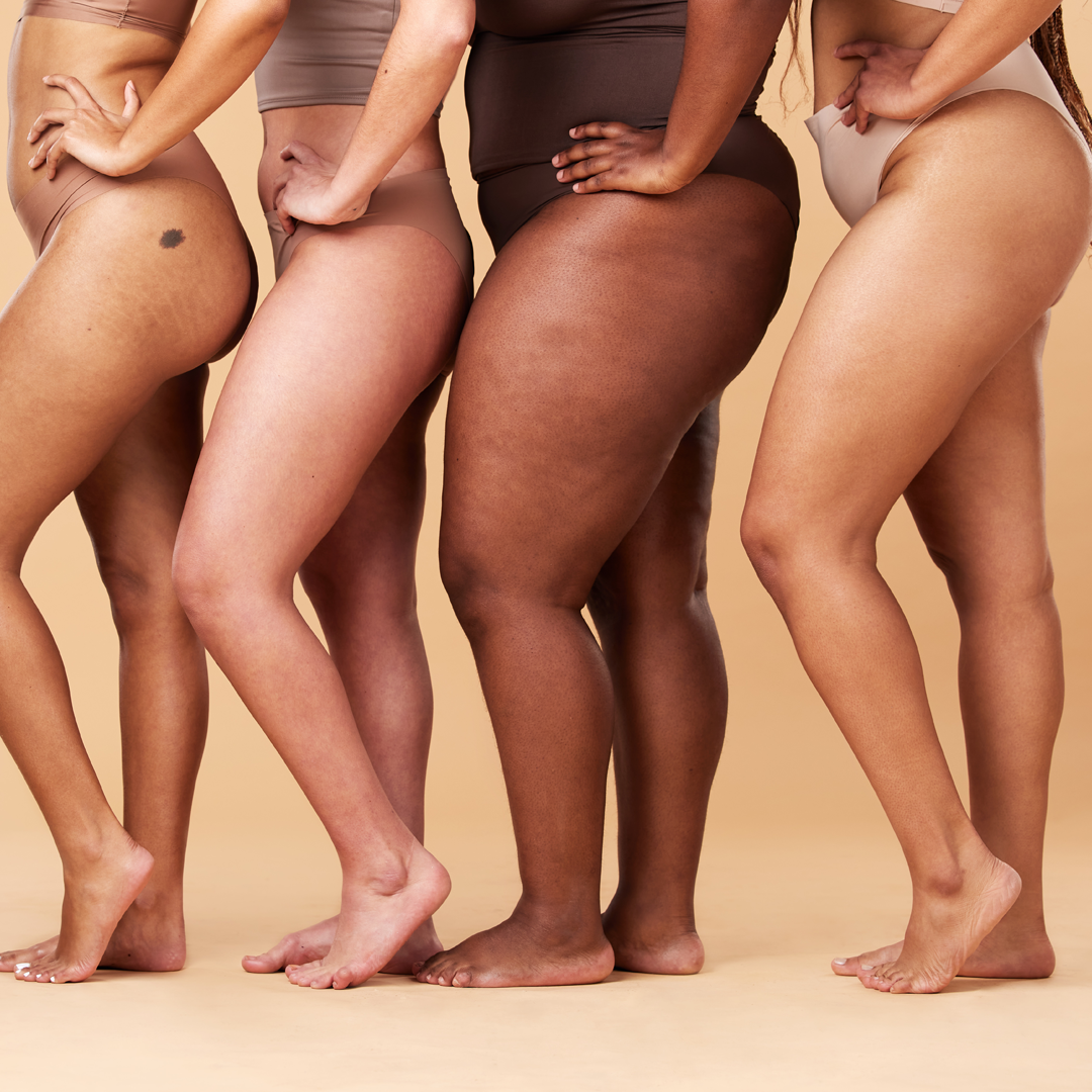 photo de jambes de femmes debout de taille et couleur différentes