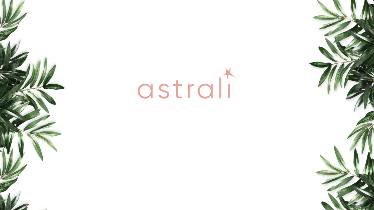 logo astrali rose sur fond blanc avec des branches vertes de chaque côté